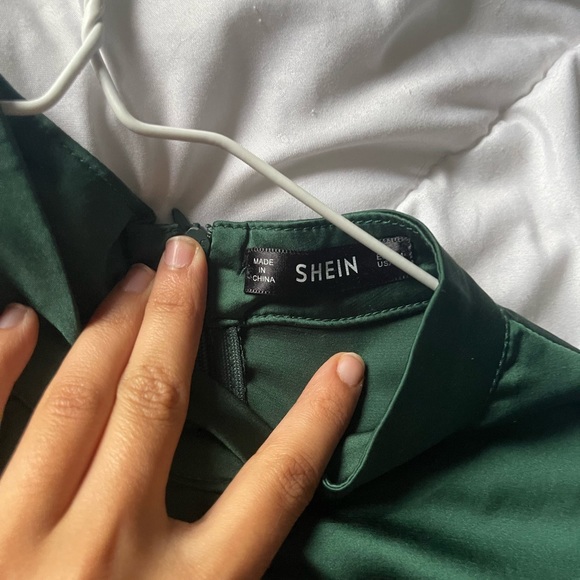 SOLD Green top - Picture 4 of 4